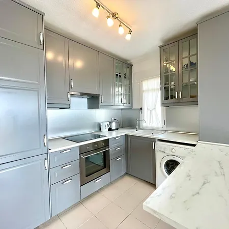 شقة Spacious With Sea Views